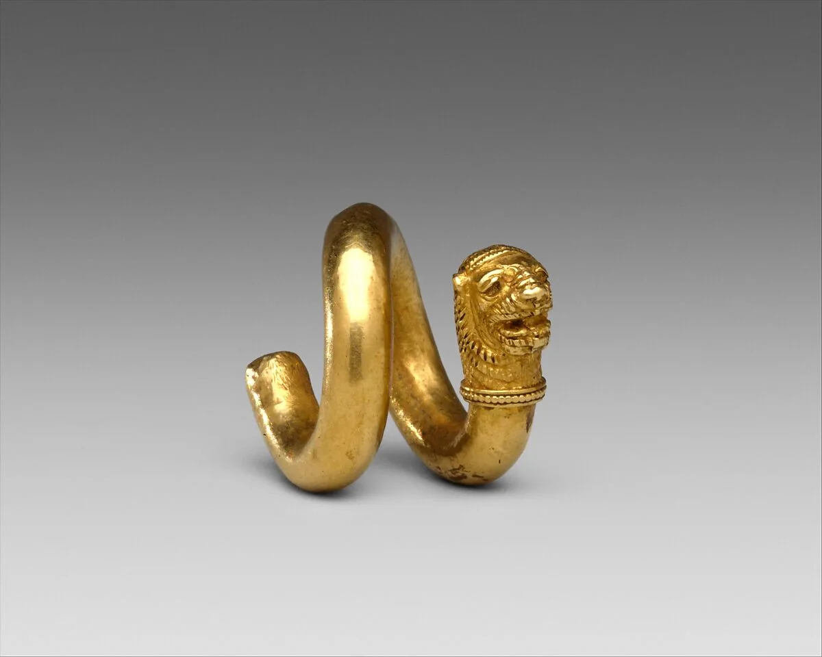 Gold and copper alloy spiral with lion-head terminal — Unknown