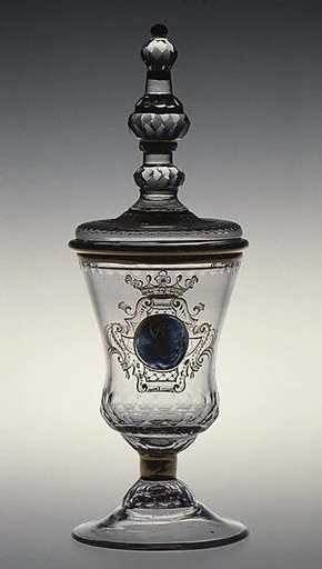 Standing cup with cover