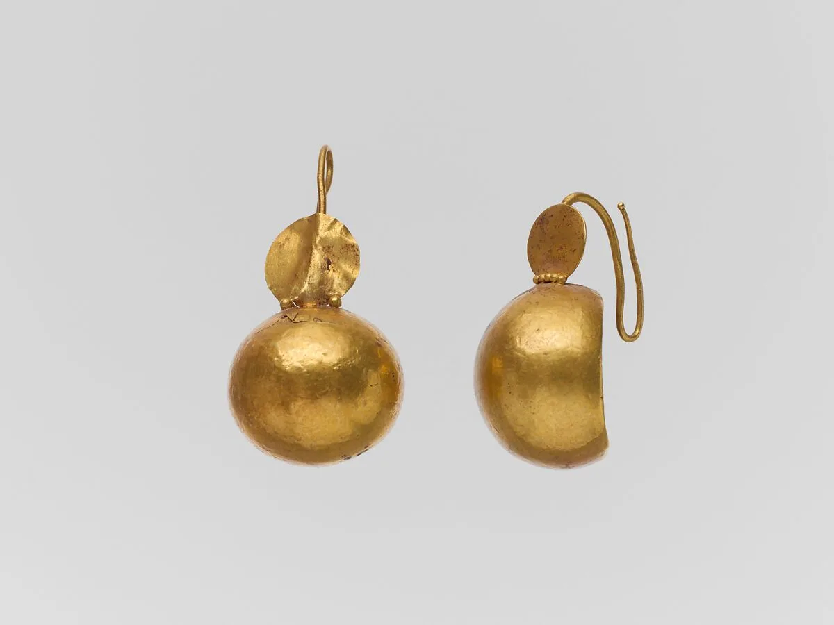 Gold earring with convex disk and small disk — Unknown