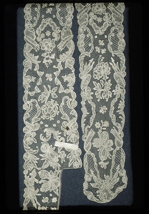 Two joined lappets and papillon edging — Unknown