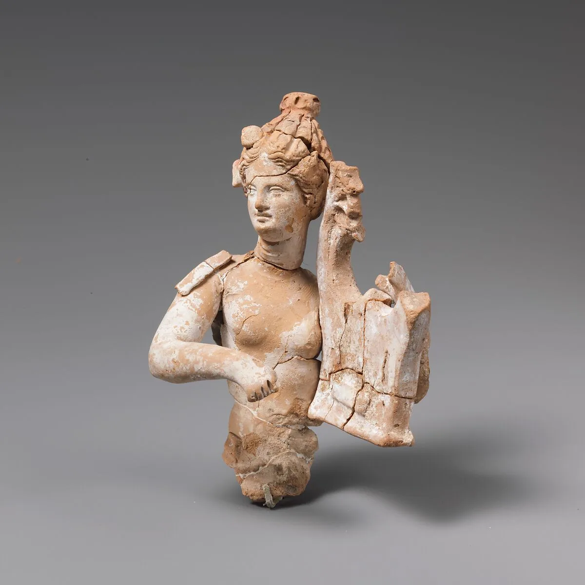 Fragmentary terracotta statuette of a woman with a kithara — Unknown