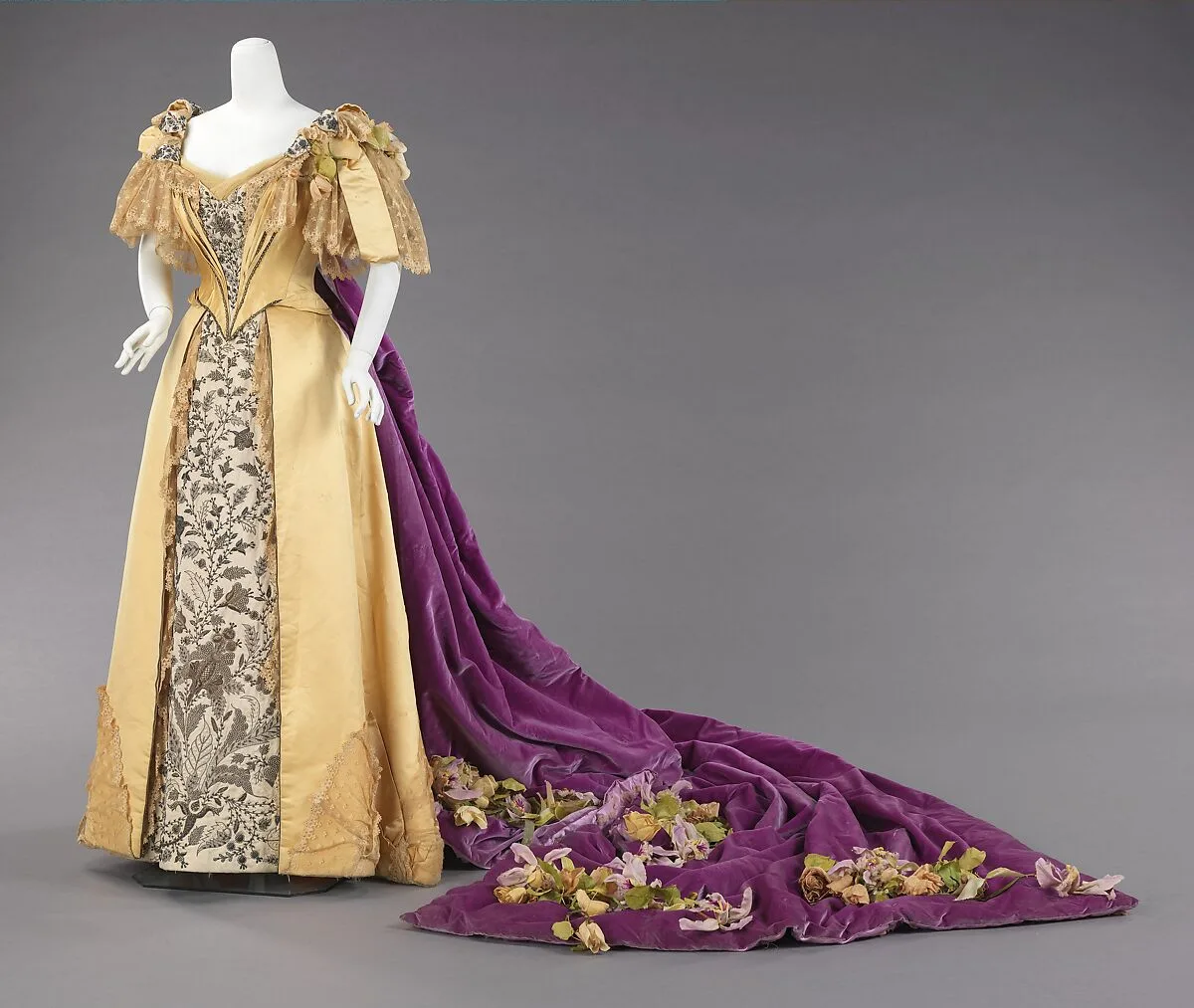 Court presentation ensemble — Unknown