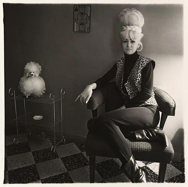 Lady bartender at home with a souvenir dog, New Orleans — Neil Selkirk|Diane Arbus
