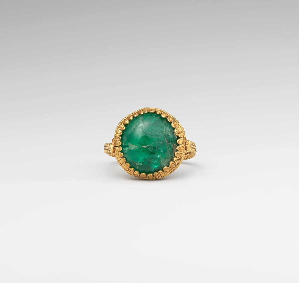 Gold ring set with an emerald — Unknown