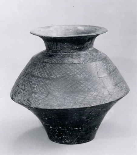 Carinated jar