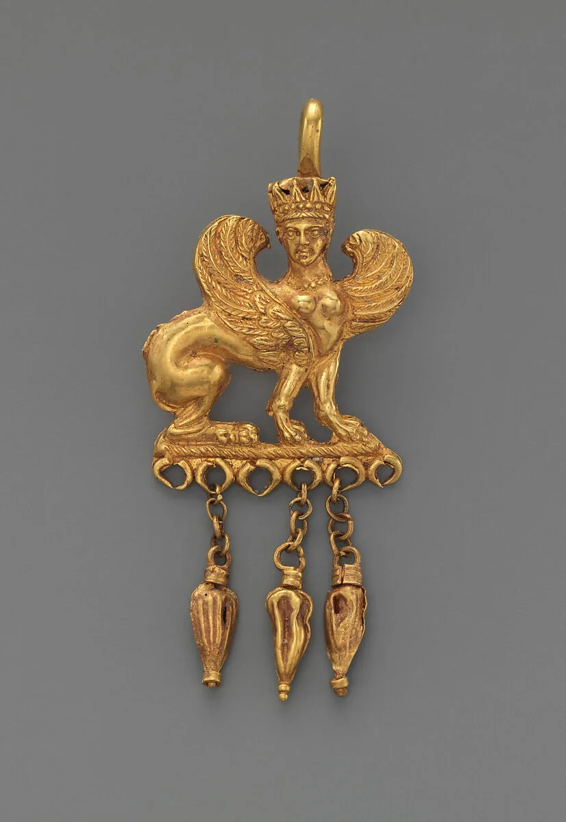 Gold earring with a sphinx — Unknown