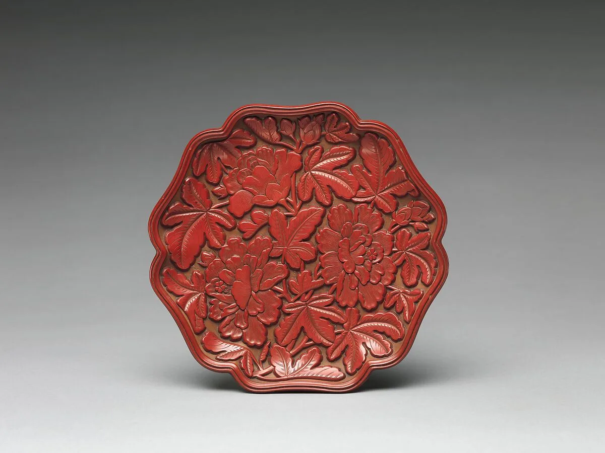 元 楊茂款雕漆剔紅牡丹紋葵口盤|Dish with peonies — Yang Mao