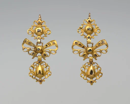 Pair of earrings
