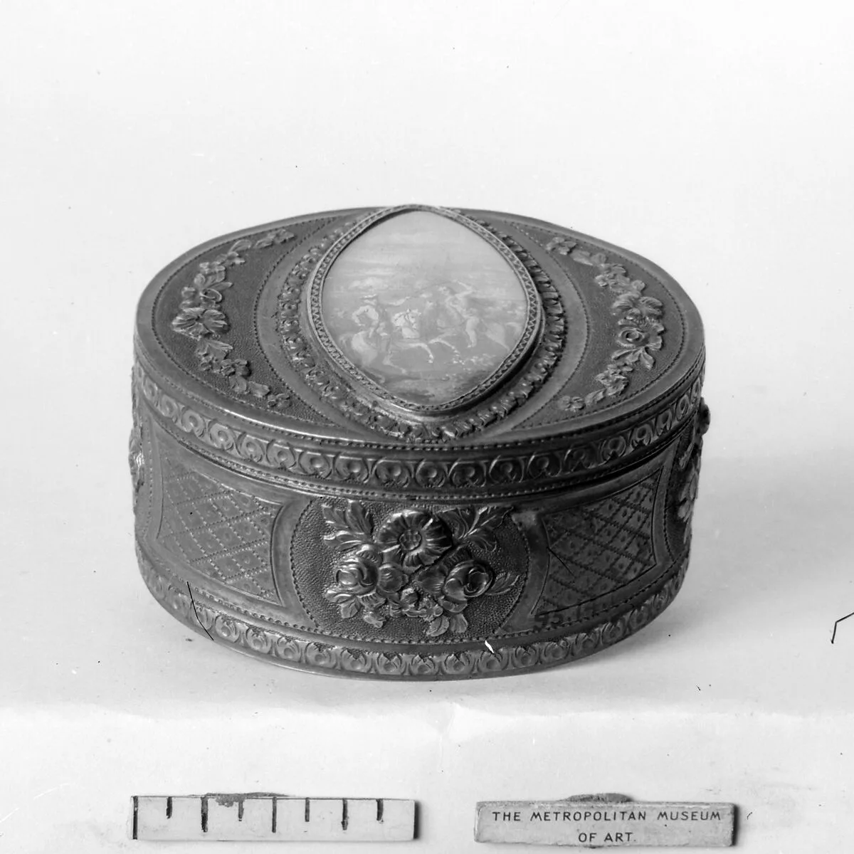 Snuffbox with miniature representing battle scene — Unknown