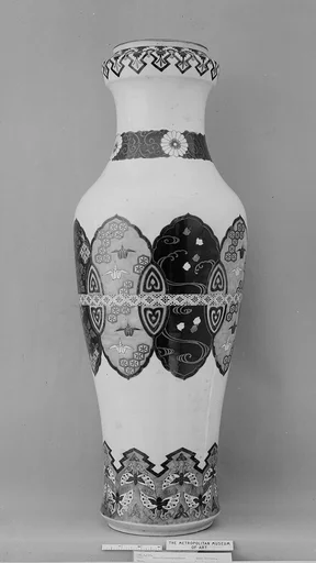 色絵蝶折紙鶴波に千鳥吉祥文大瓶 (一対)|Large Vase with Butterflies,Origami Cranes, Plovers over Waves, Auspicious Symbols, and Geometric Patterns (one of a pair)