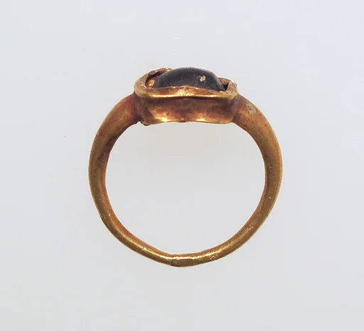 Ring with glass bezel