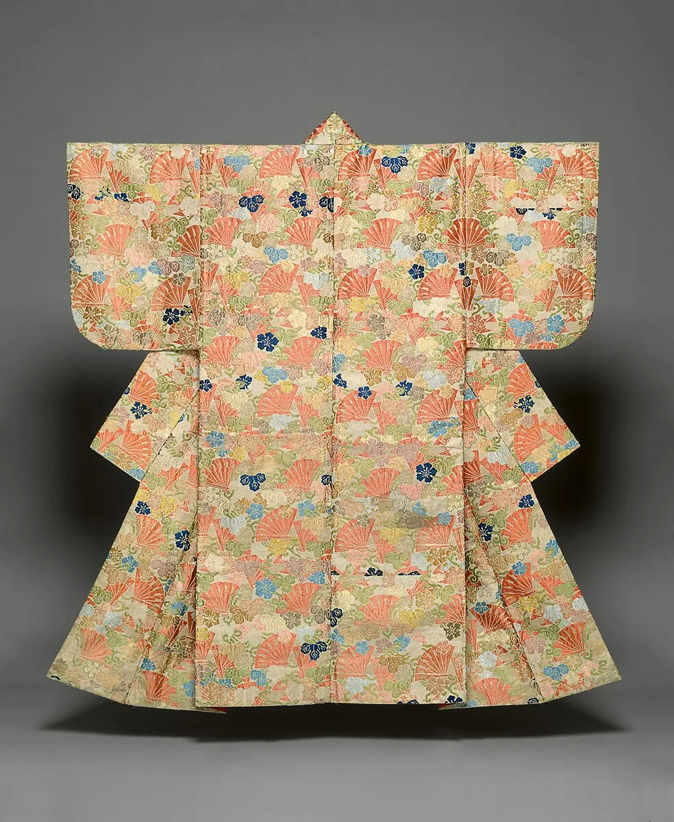 白地檜扇夕顔模様唐織|Noh Costume (Karaori) with Cypress Fans and Moonflower (Yūgao) Blossoms — Unknown