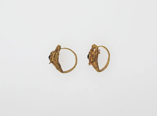 Earring with swans or geese