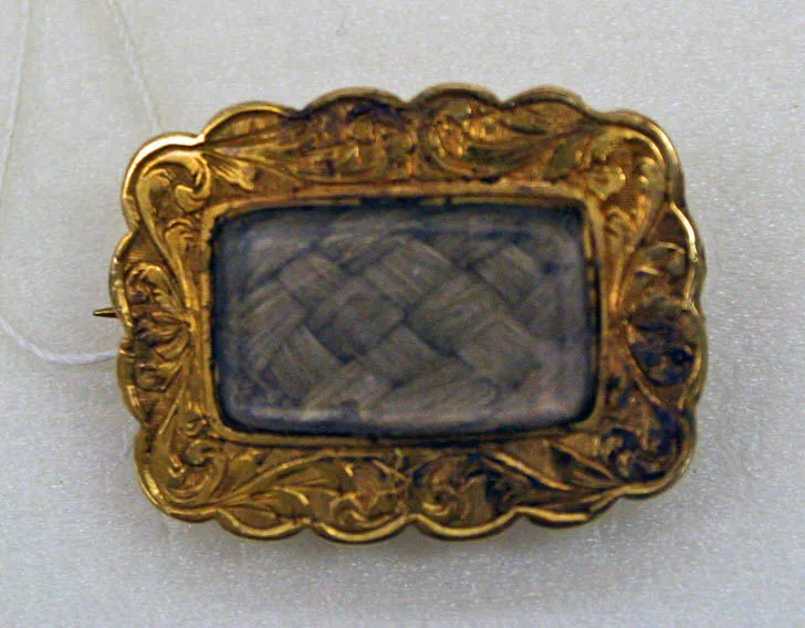 Mourning jewelry — Unknown