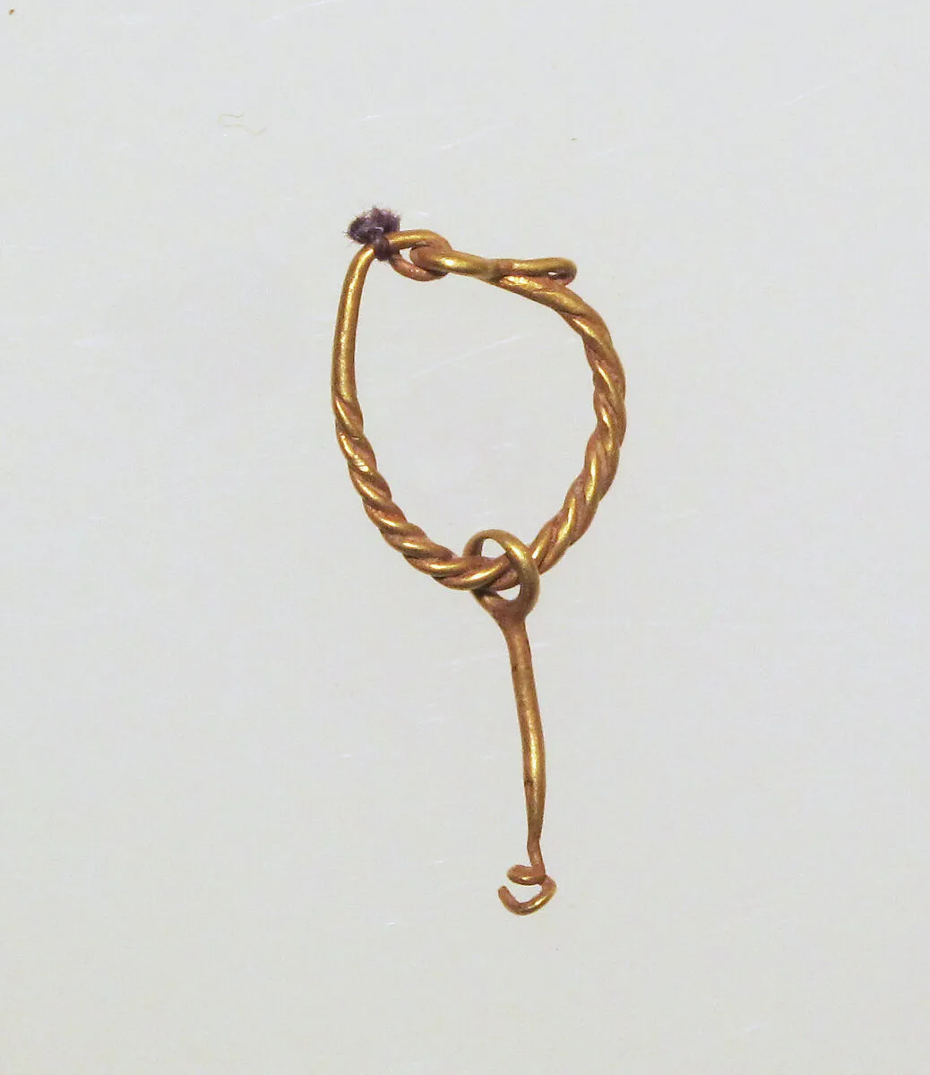 Gold earring with pendant — Unknown