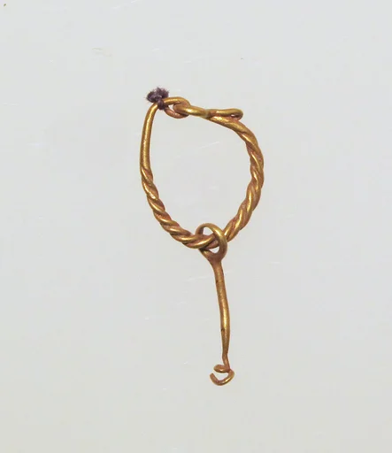 Gold earring with pendant