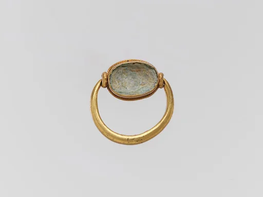 Gold ring with glass paste ring stone