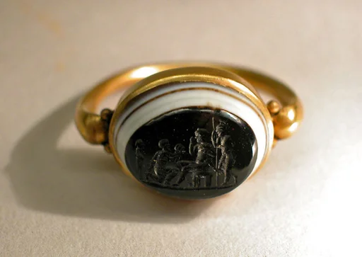 Gold ring with onyx intaglio