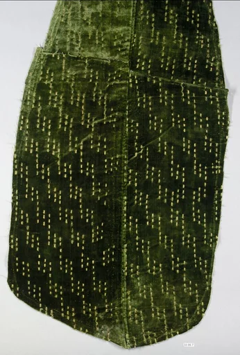 Velvet fragments with slashed pattern
