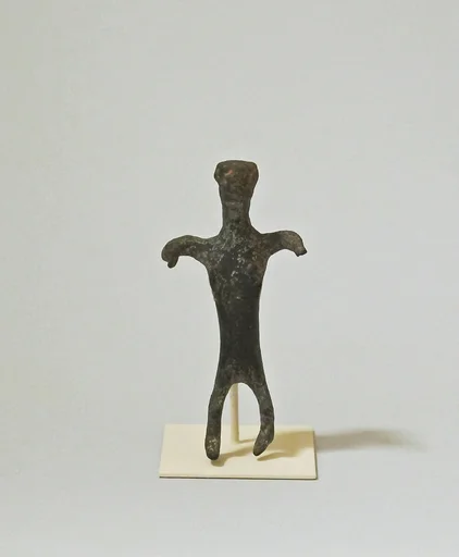 Bronze statuette of a woman