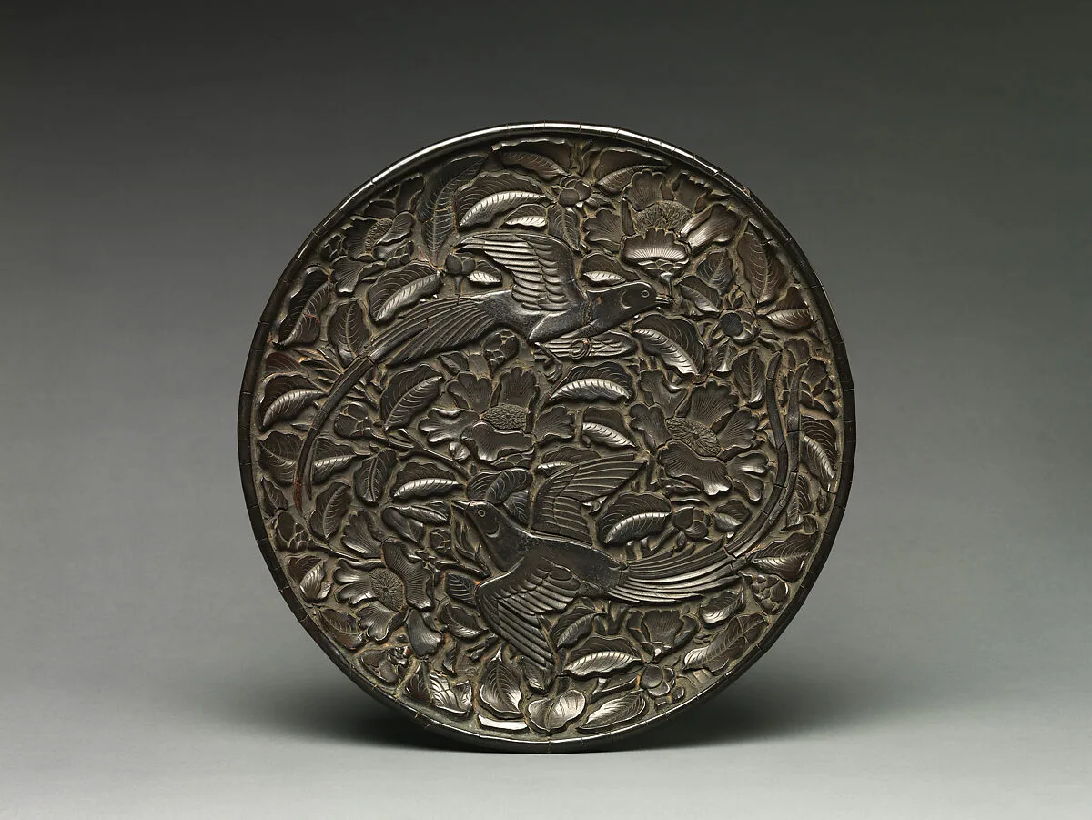 元末明初 雕漆剔黑雙鳥穿花紋盤|Dish with long-tailed birds and flowers — Unknown