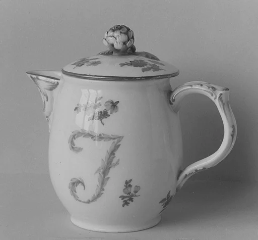 Milk pot with cover