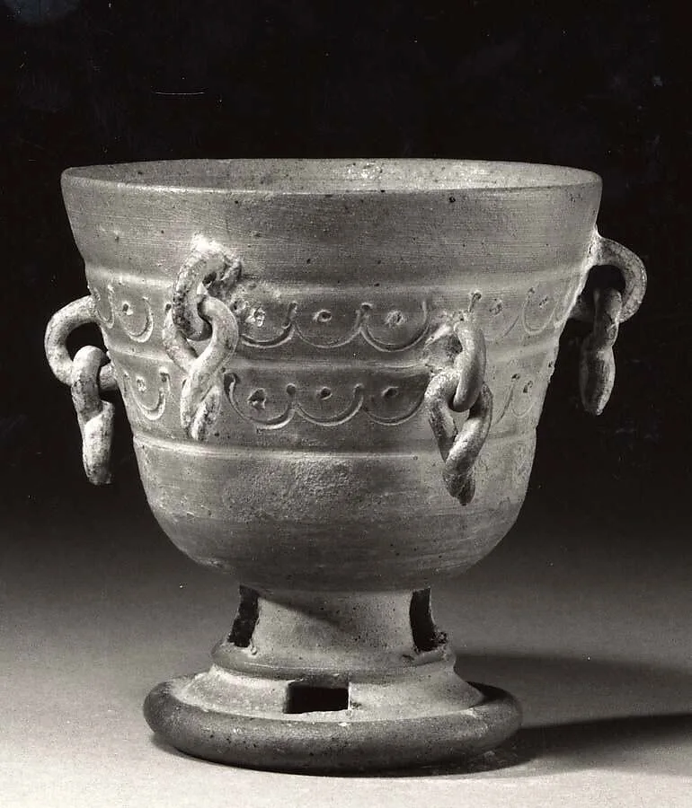 영락달린 굽다리 잔 삼국 신라|瓔珞附高盞 三國 新羅|Pedestal cup with pendants — Unknown
