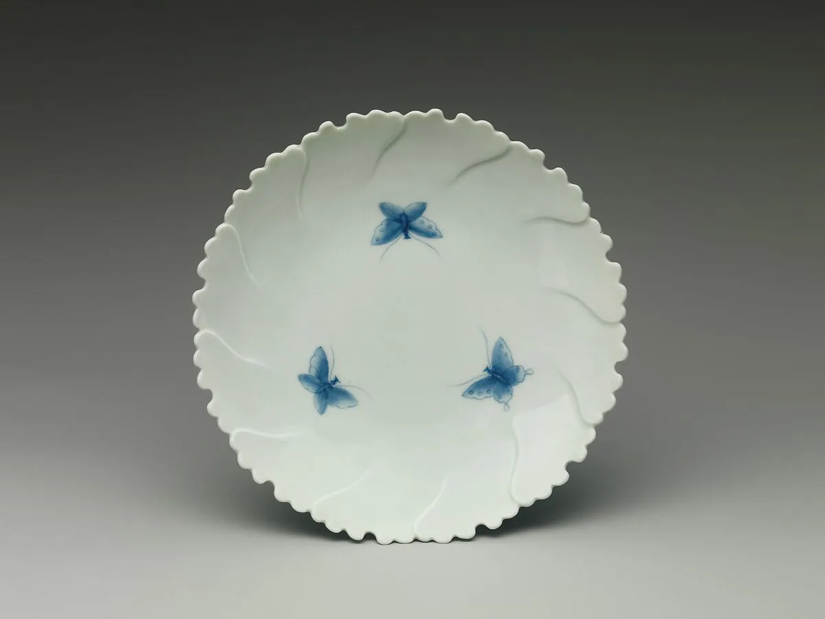 染付蝶文牡丹形皿|Peony-Shaped Dish with Butterflies — Unknown