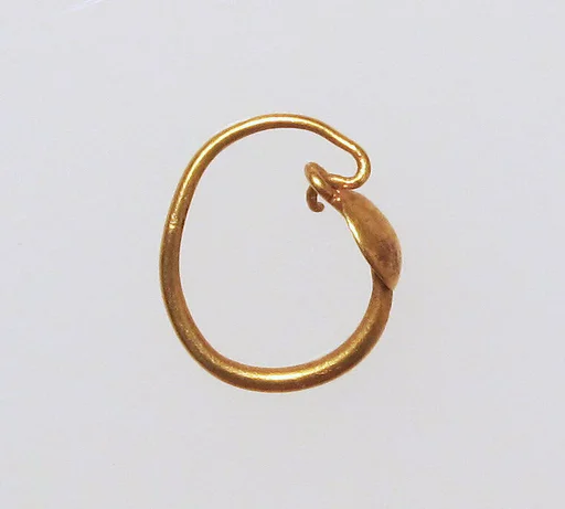 Earring with plain loop and disc