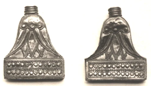 Lotus shaped terminal for collar