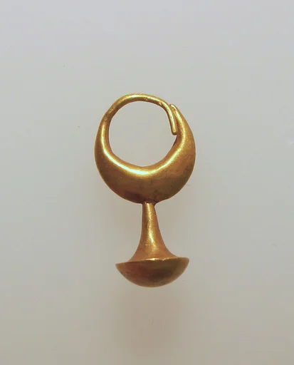 Earring with nail head pendant, 12