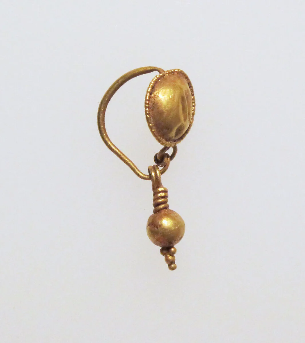 Gold earring with disc and pendant — Unknown