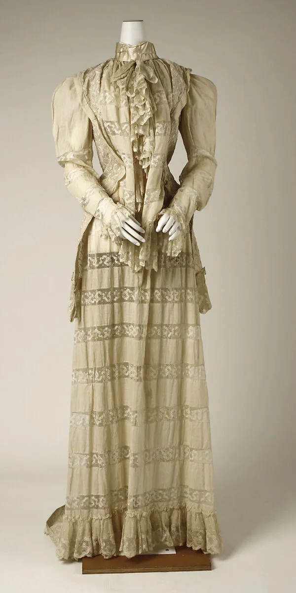 Tea gown — Unknown