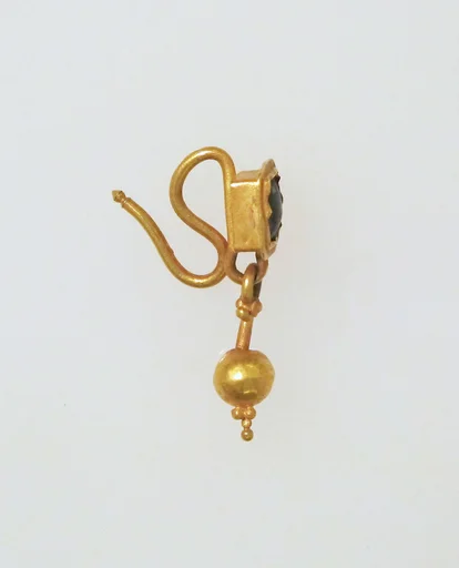 Earring-hook type with pendants and paste setting