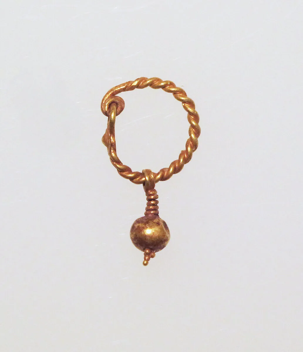 Gold earring with pendant — Unknown