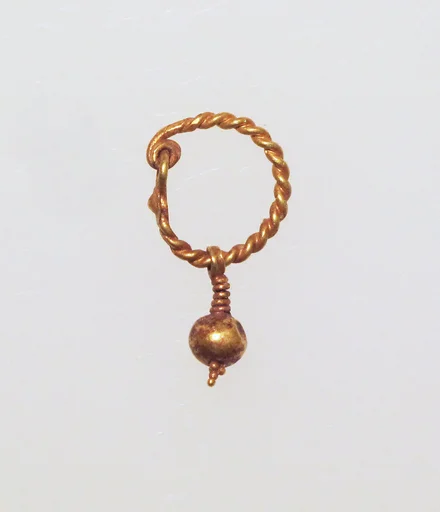 Gold earring with pendant