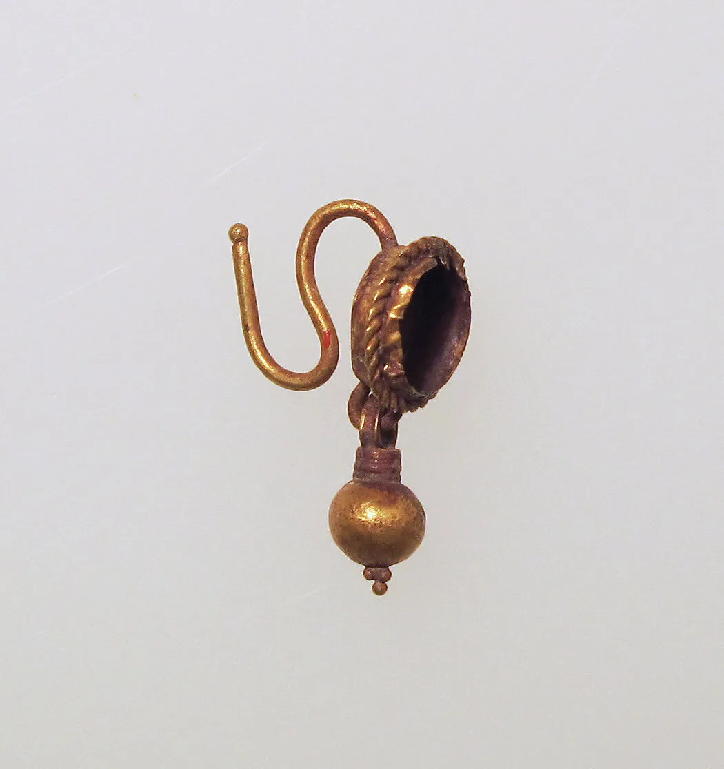 Earring-hook type with pendant — Unknown