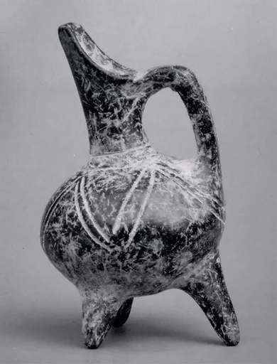 Spouted tripod vessel with incised linear patterns