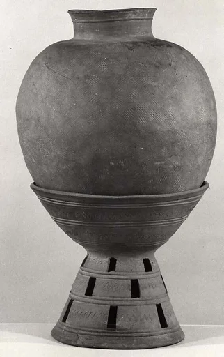 짧은 목 항아리와 그릇받침 삼국 신라|圓低短頸壺, 器臺 三國 新羅|Large vessel with stand