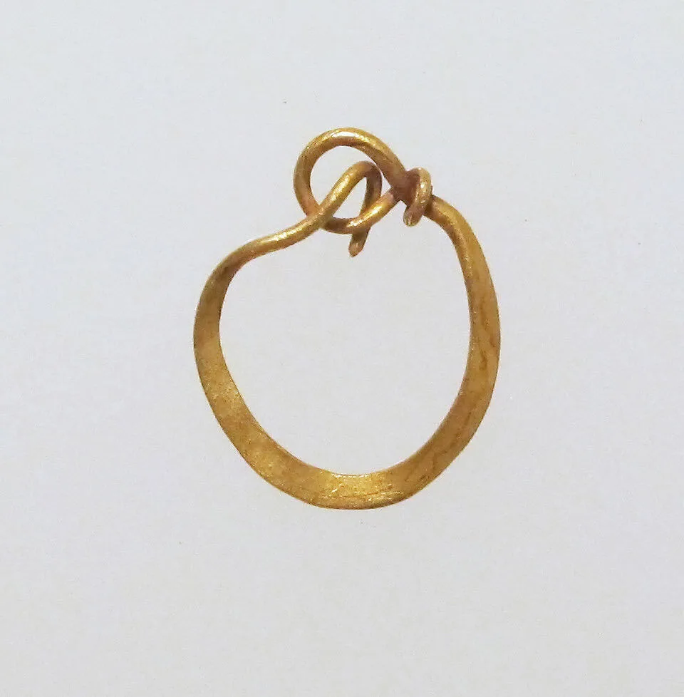 Earring-loop type, hammered flat — Unknown