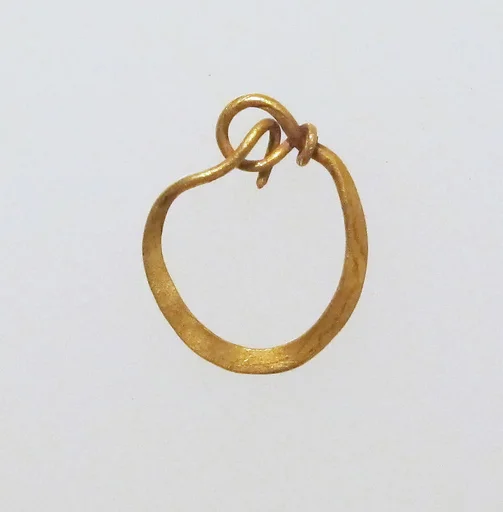 Earring-loop type, hammered flat