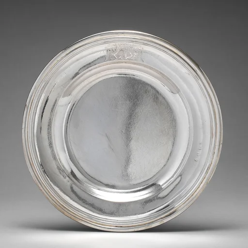Dinner plate with English arms (one of a group of four)