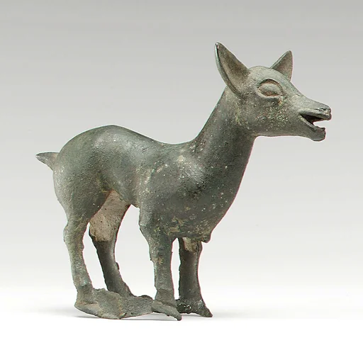 牝鹿形青銅車轅飾|Chariot Yoke Ornament in the Shape of a Doe