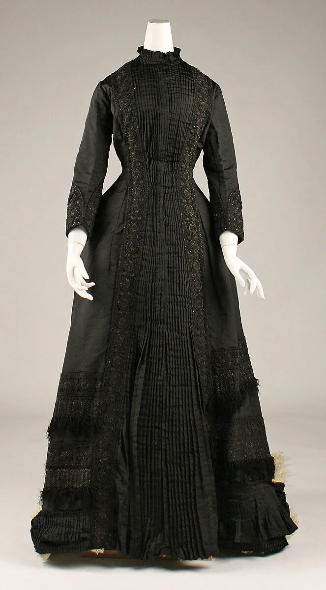 Tea gown — Unknown