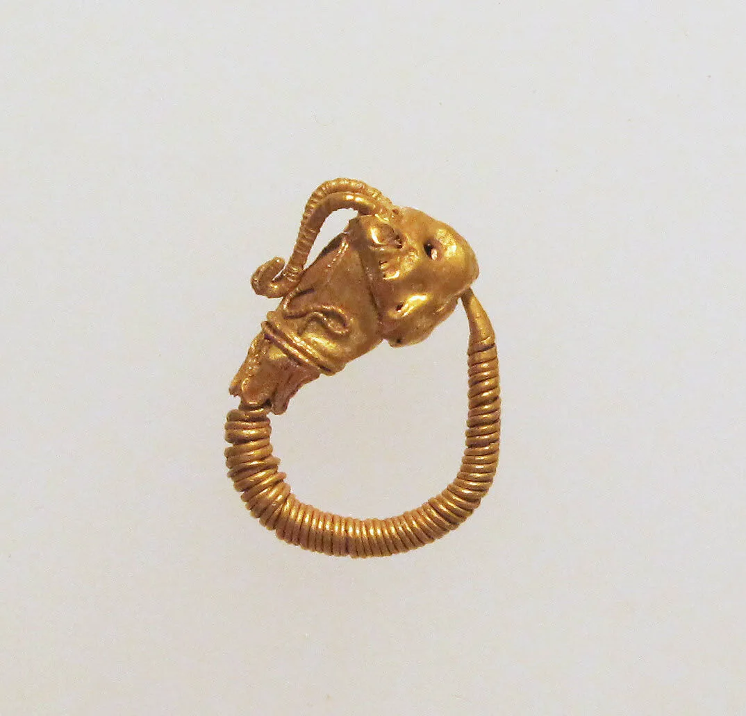 Gold earring with head of an animal — Unknown