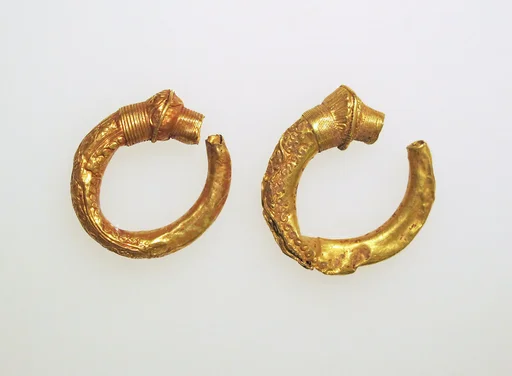 Earring, trumpet-shaped