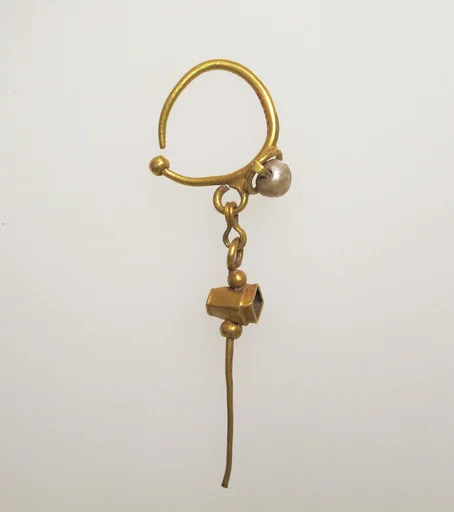 Earring with pendant and pearl
