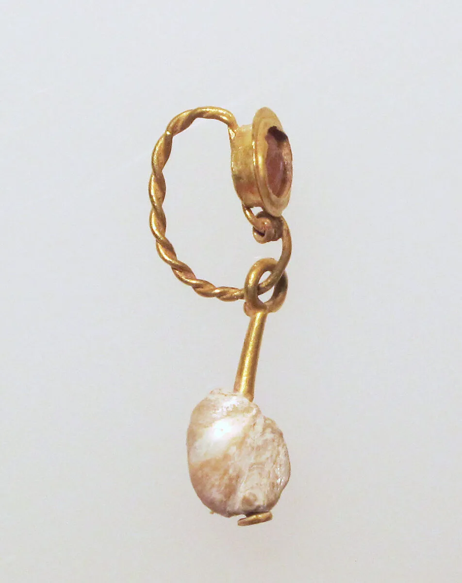 Gold earring with sard setting and pearl pendant — Unknown