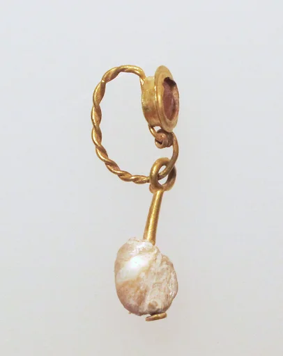 Gold earring with sard setting and pearl pendant