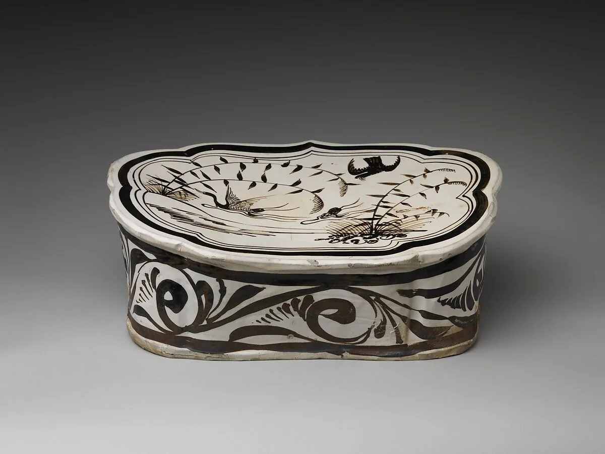 金 磁州窯白地黑彩鶻搏天鵝 “春水” 瓷枕|Pillow with a falcon attacking a swan — Zhang family workshop